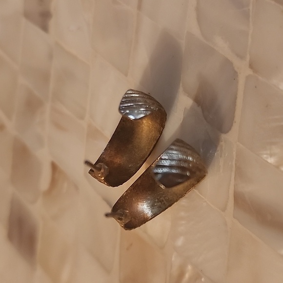 💍3 for $15-Small Goldtone hoop earrings - Picture 8 of 9